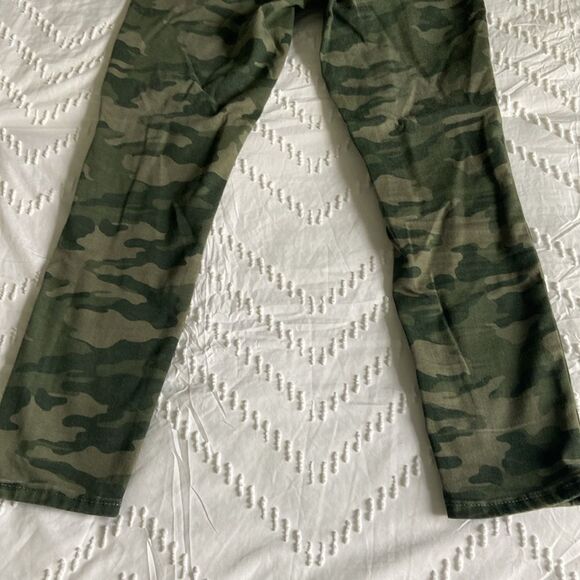 ✨5 for $15✨ Universal Thread High Rise Camo Pants - Picture 10 of 10